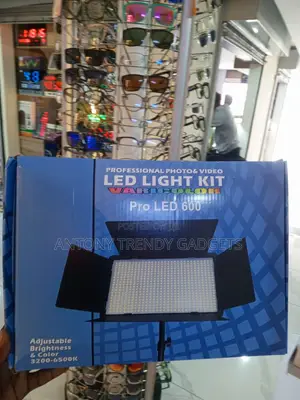 Varicolor Pro LED 600 Studio Video Light With Stand and Batteries