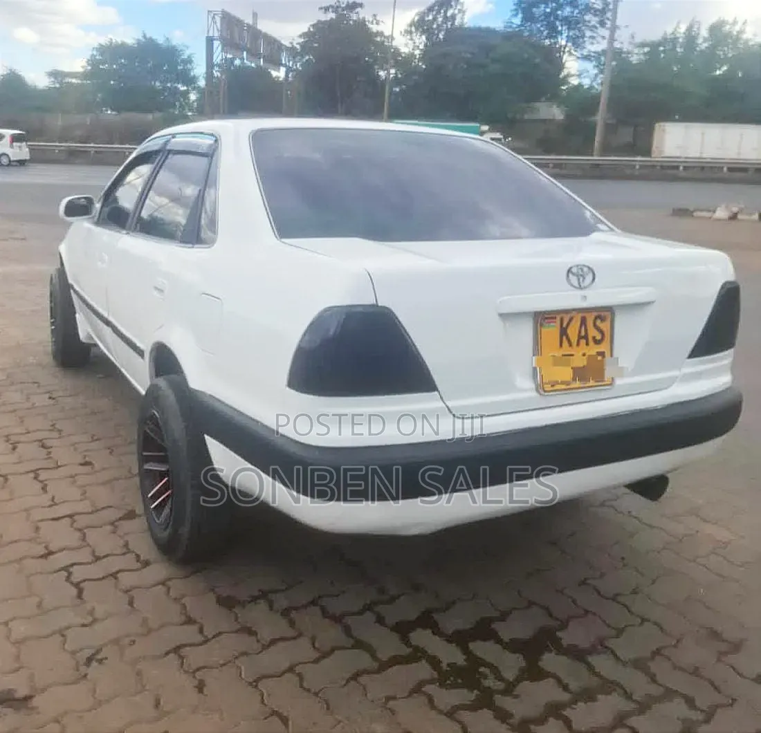 Toyota Corolla 2000 White