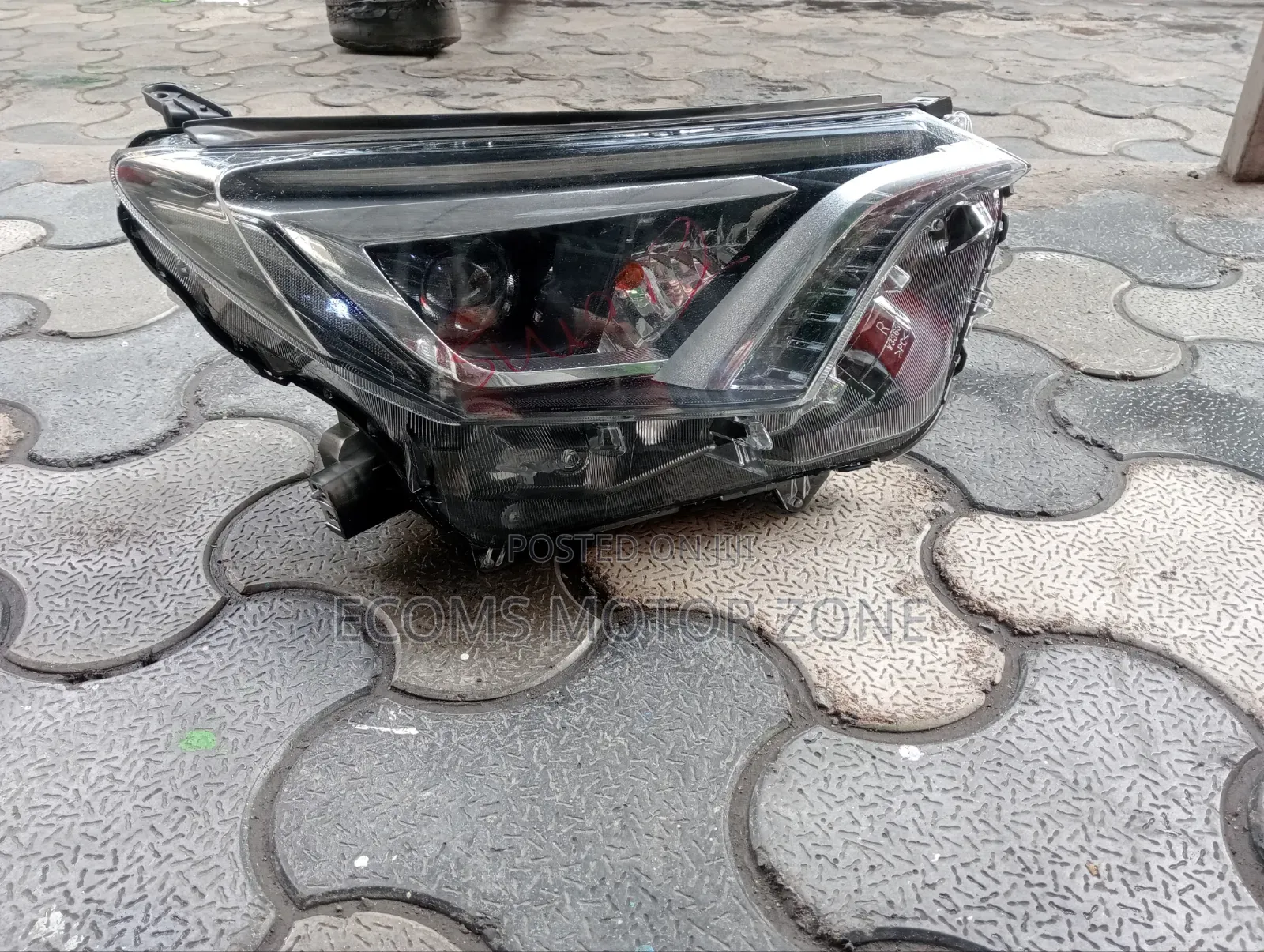 Toyota RAV4 2015 Headlight