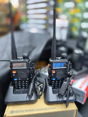 Baofeng UV-5R Dual Band Walkie Talkie 5W With Charger