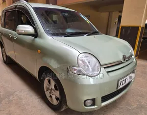 Toyota Sienta 2010