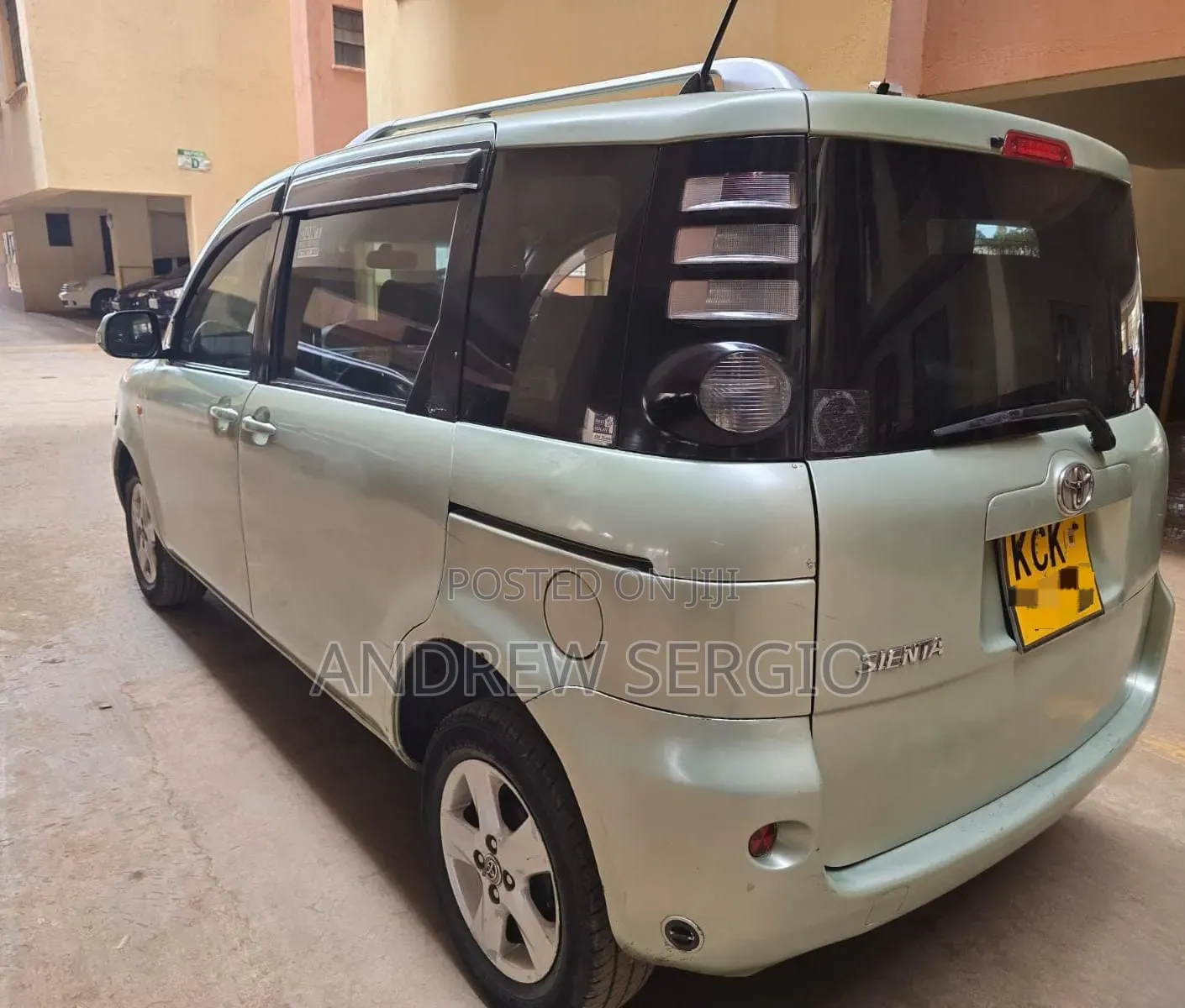 Toyota Sienta 2010
