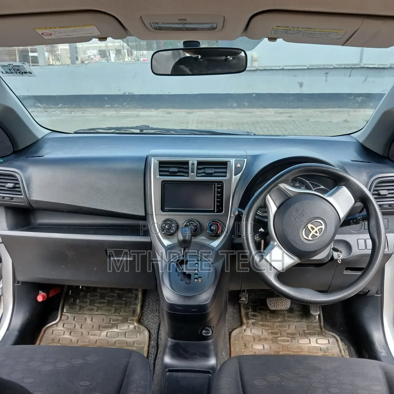 Toyota Ractis 1.5 FWD 2011 Silver