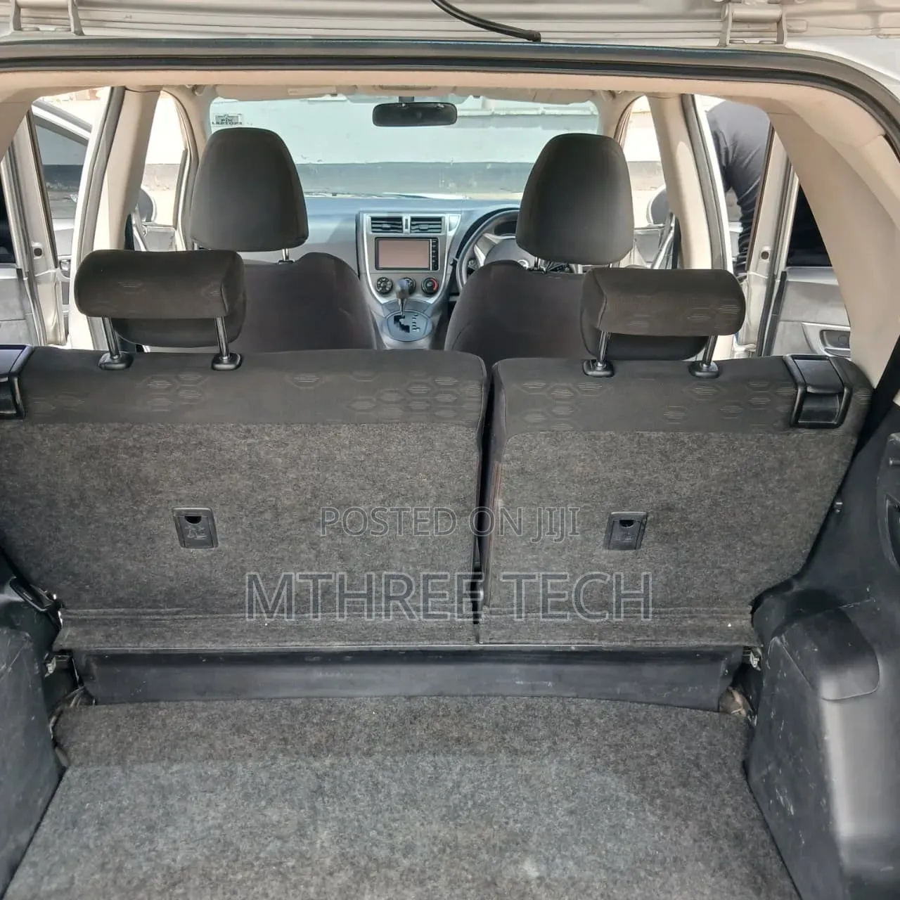 Toyota Ractis 1.5 FWD 2011 Silver