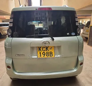 Toyota Sienta 2009 Green