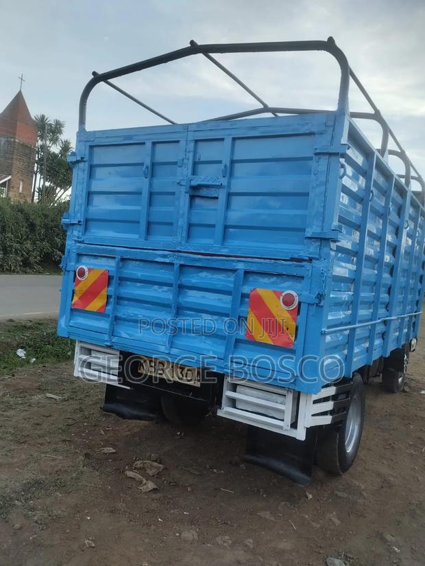 Isuzu NKR 4.3 2001 White - thumbnail 2