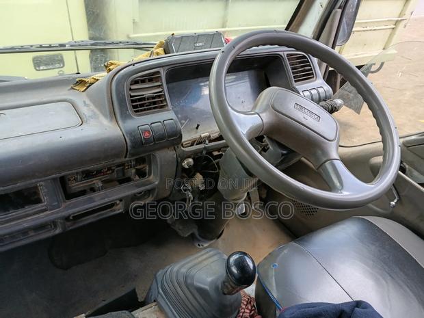 Isuzu NKR 4.3 2001 White - thumbnail 4