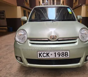 Toyota Sienta 2009 Green