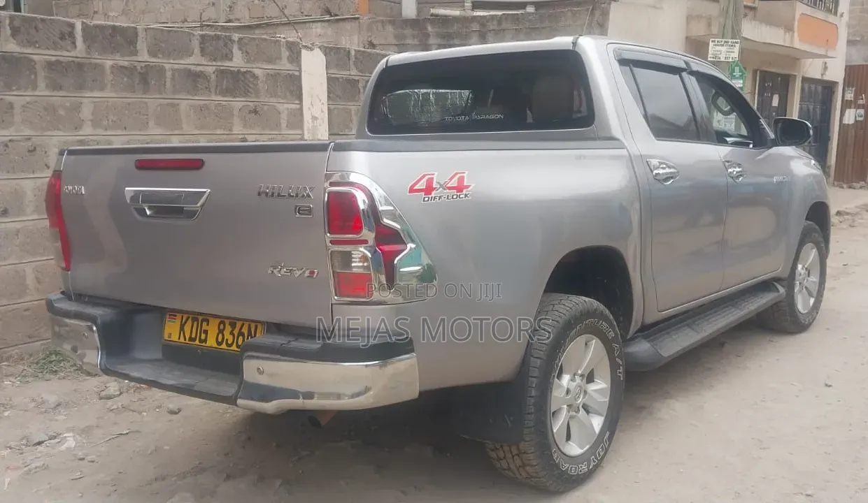 Toyota Hilux 2016 Gray
