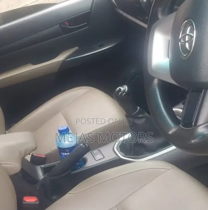Toyota Hilux 2016 Gray