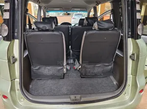 Toyota Sienta 2009 Green