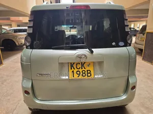 Toyota Sienta 2009 Green