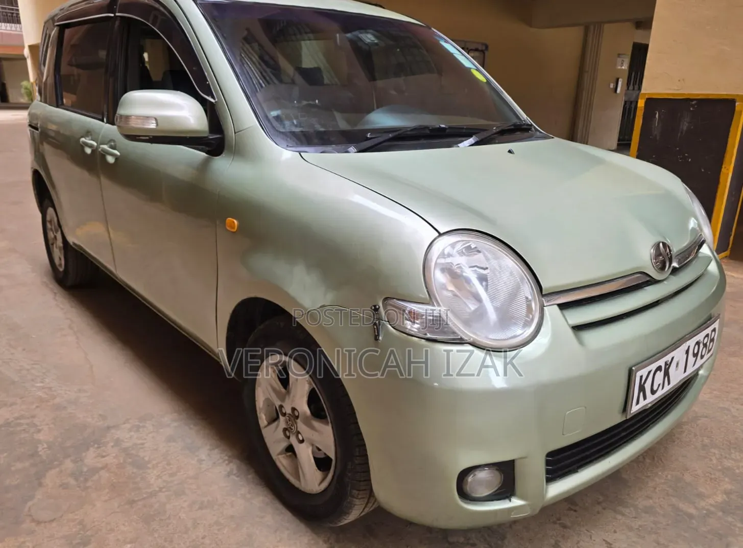Toyota Sienta 2009 Green