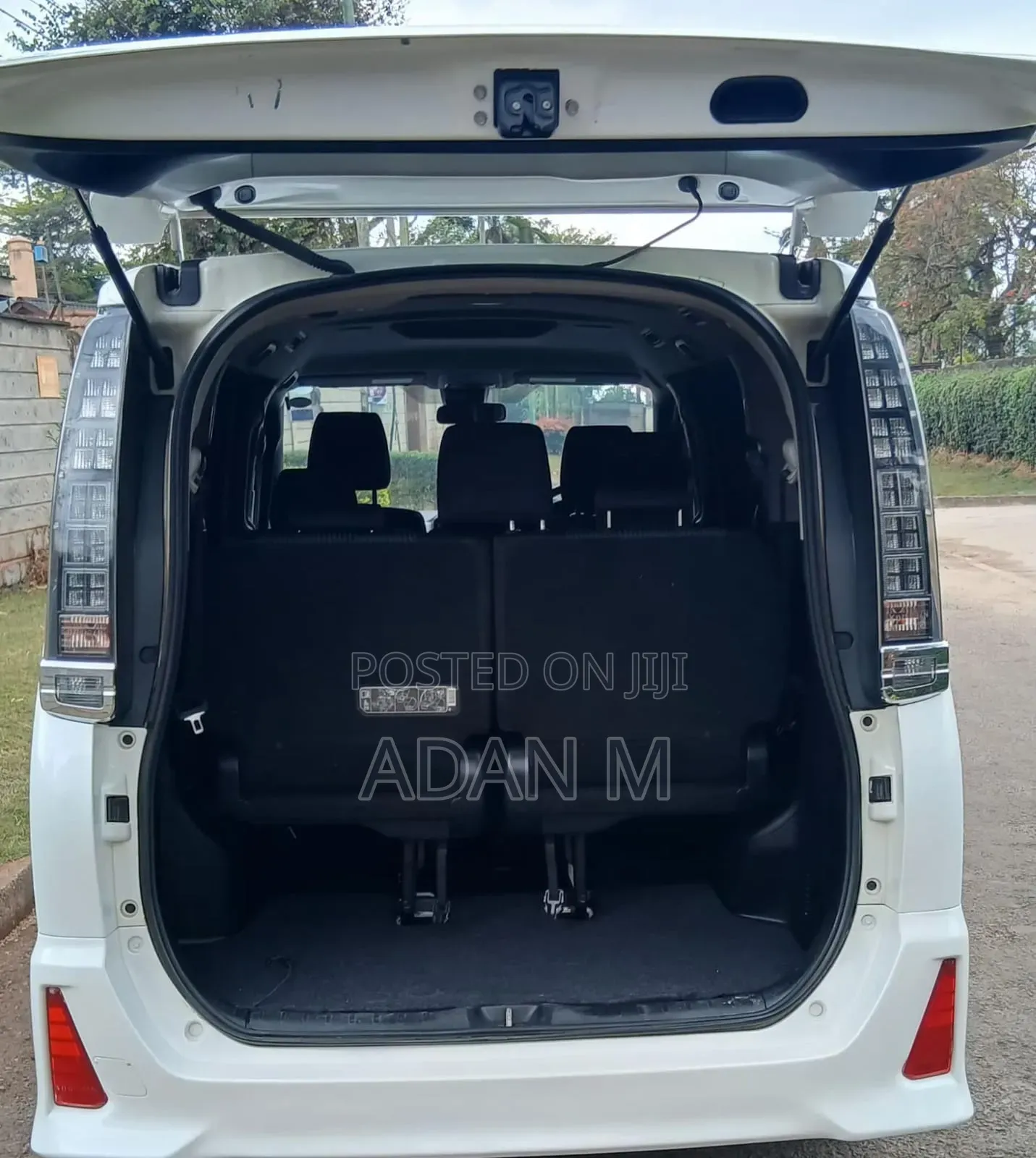 Toyota Voxy V 2WD 8-Seater 2017 White