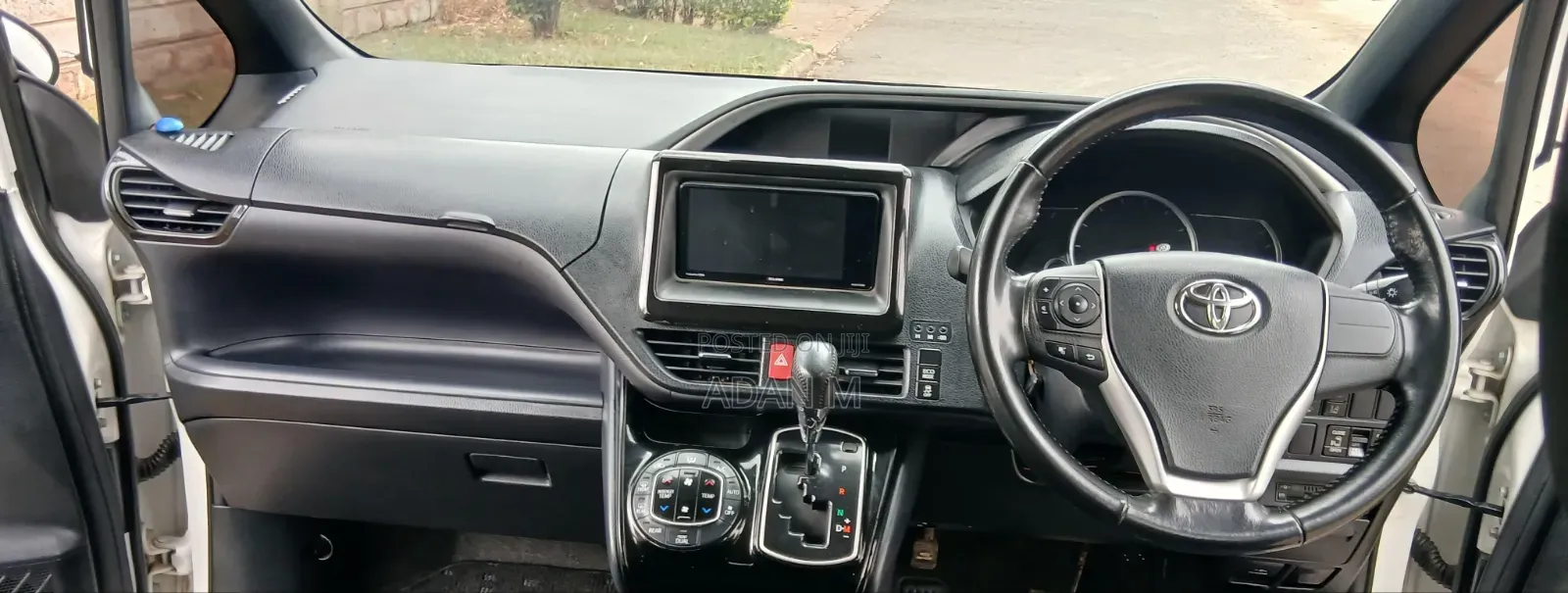 Toyota Voxy V 2WD 8-Seater 2017 White