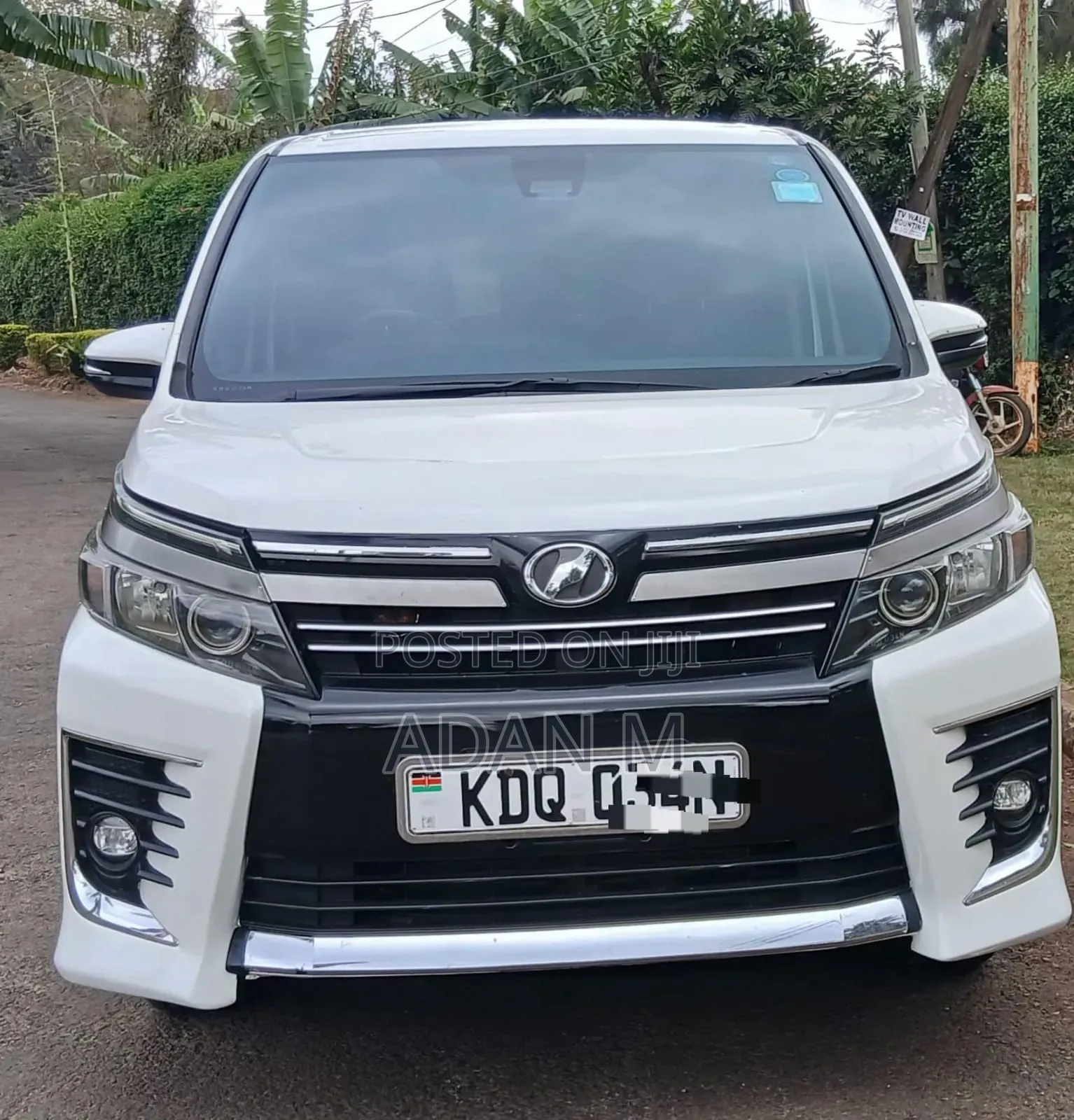 Toyota Voxy V 2WD 8-Seater 2017 White