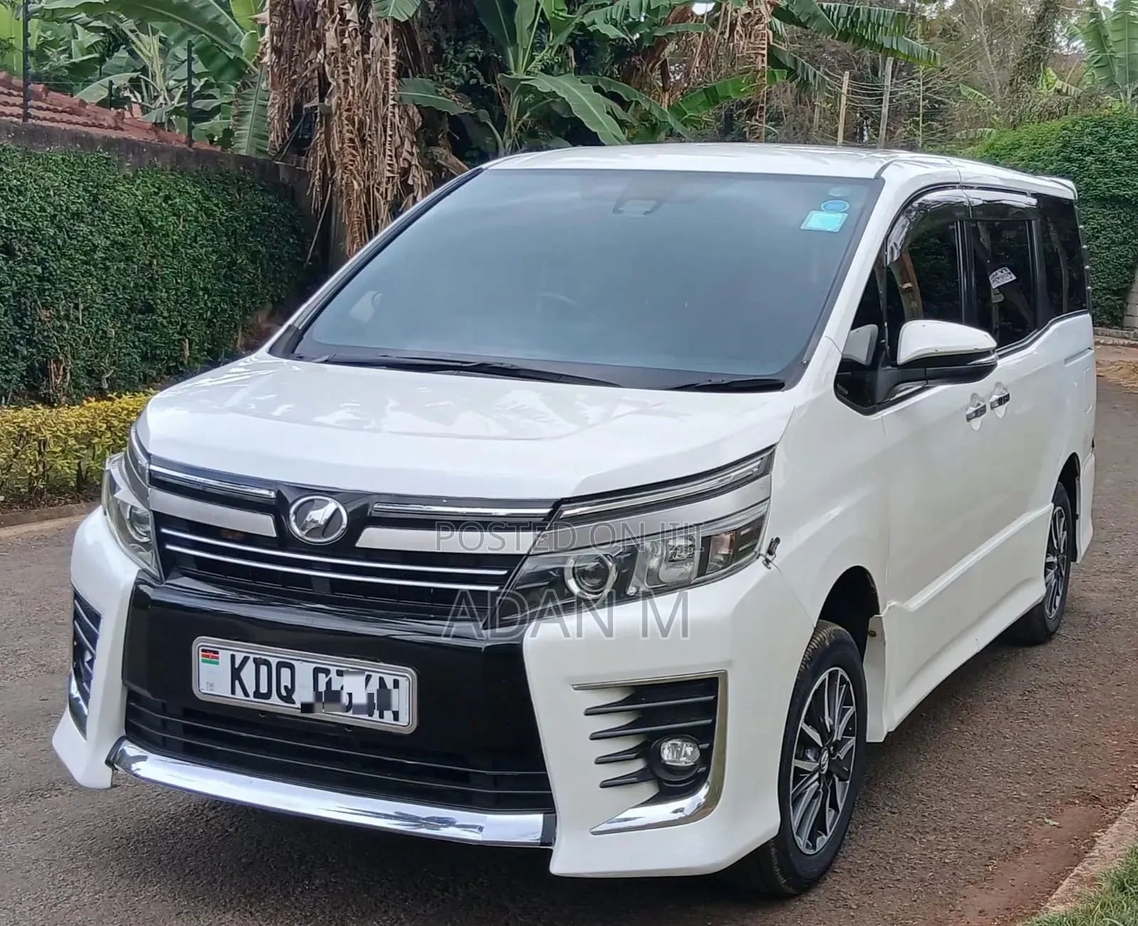 Toyota Voxy V 2WD 8-Seater 2017 White