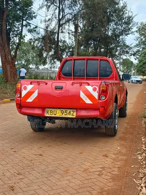 Mitsubishi L200 2012 Red