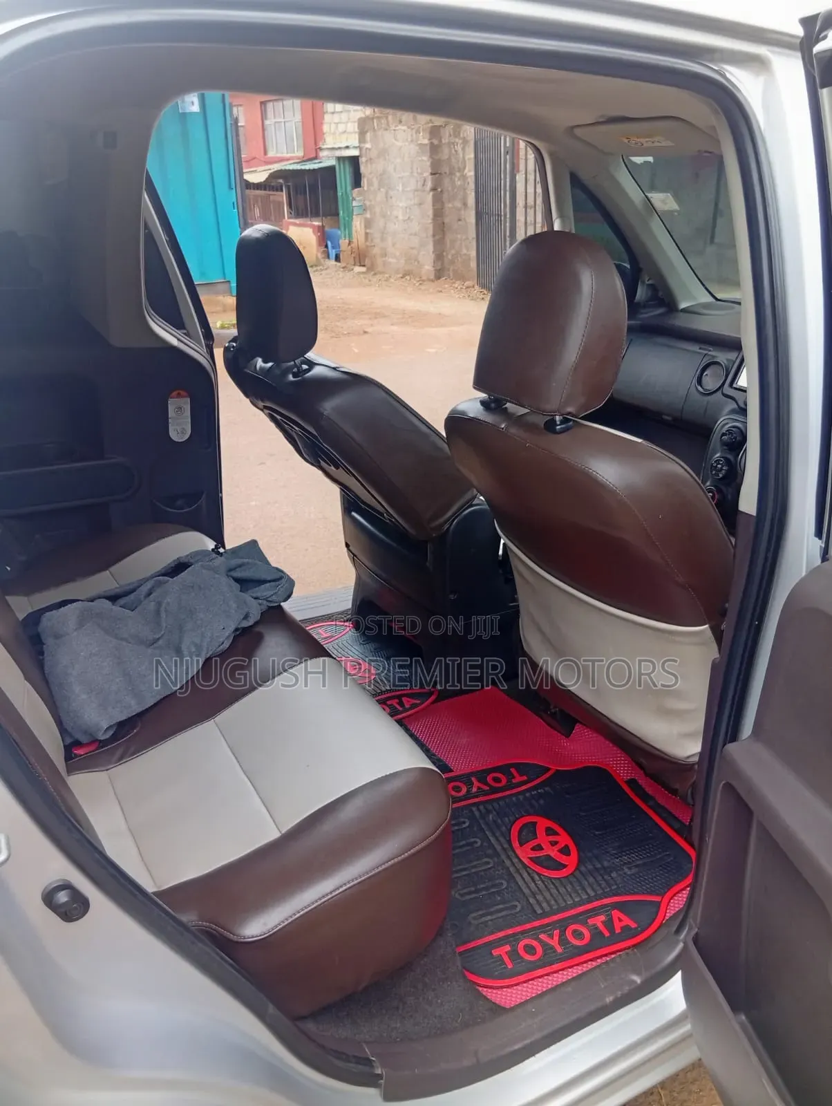 Toyota Spade 2015 Silver
