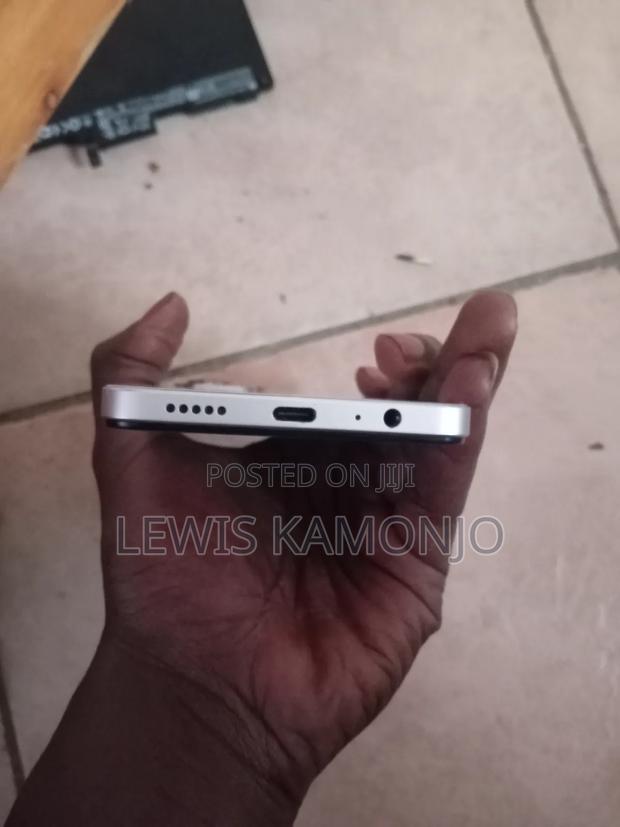 Vivo Y19s 128 GB White - main view