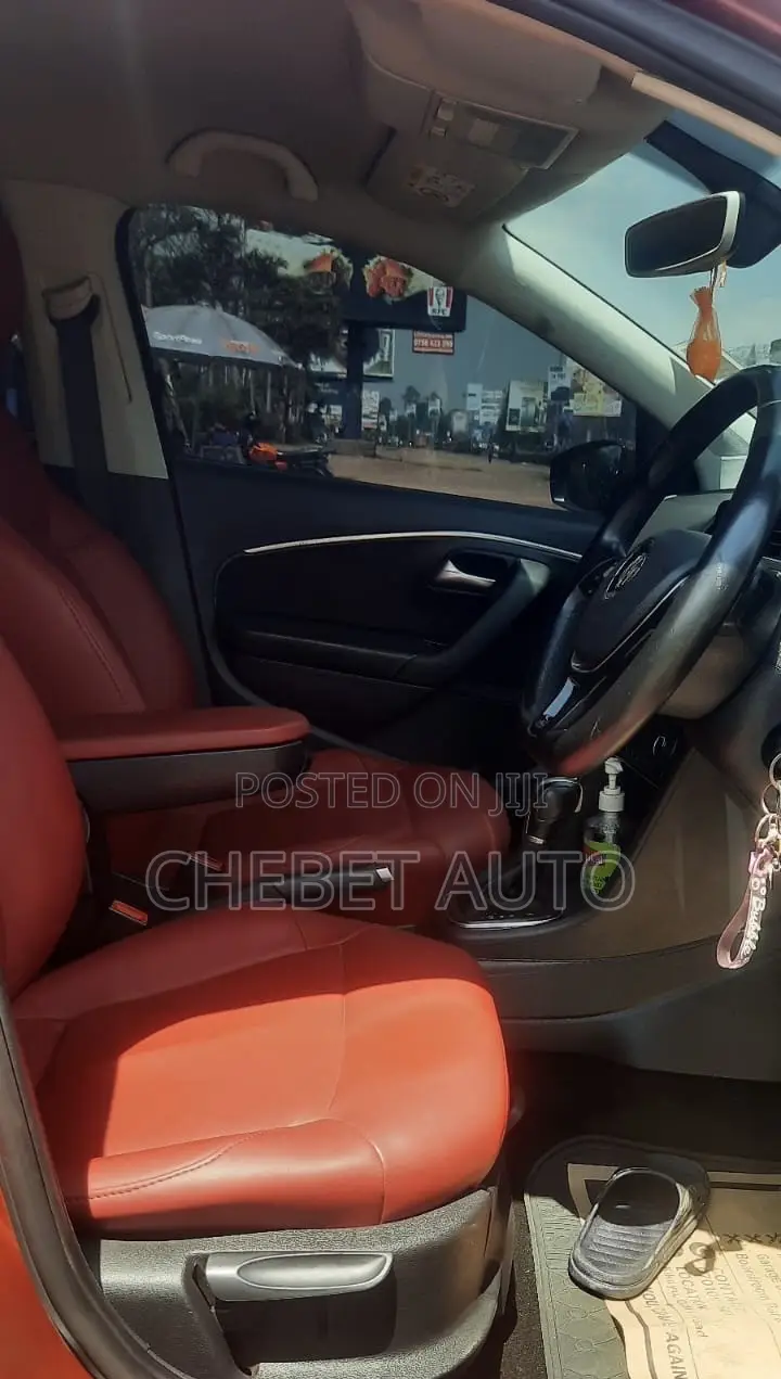Volkswagen Polo 2012 Orange