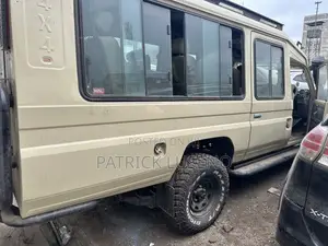 Toyota Land Cruiser 2018 Yellow