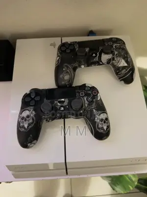 Play Station 4 Standard Chipped With 6 Games, 2 Controllers