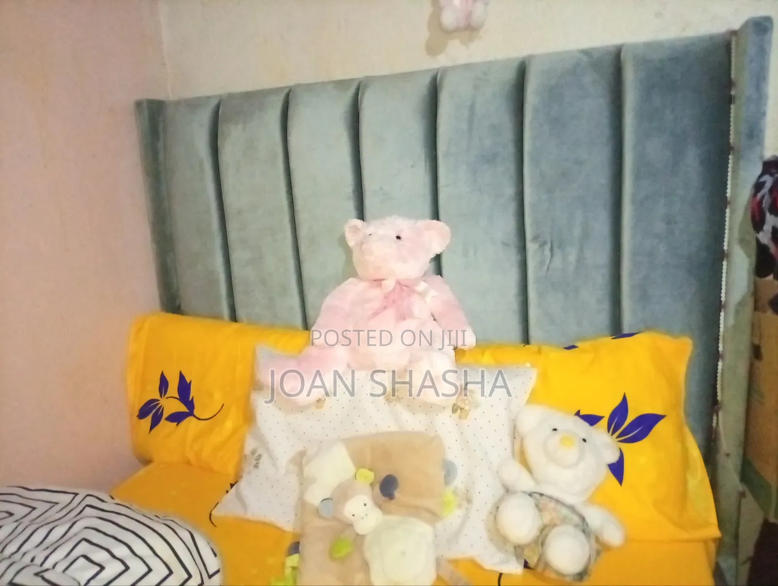 4*6 Bed Colour Gray in Good Condition.