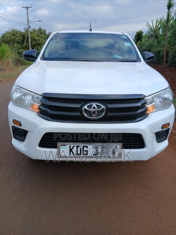 Toyota HiAce 2015 White