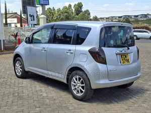 Toyota Ractis 1.3 FWD 2010 Silver