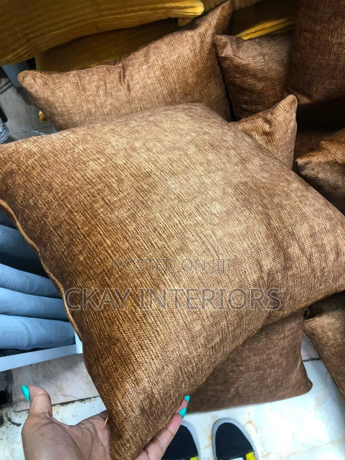 Make Your Sitting Room Stand Out With Decorative Throw Pillows