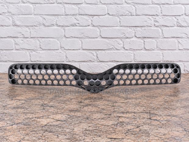 Grille Toyota Vitz 1999 - 2001 - main view