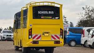 Isuzu NMR 2023 Yellow