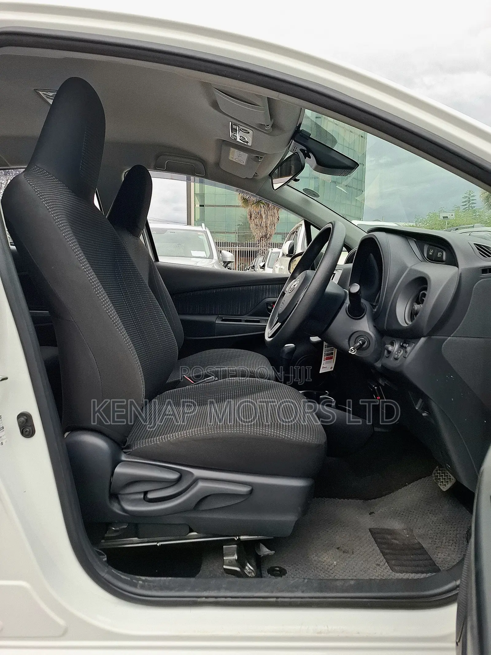 Toyota Vitz 1.3 AWD 5dr 2019 White