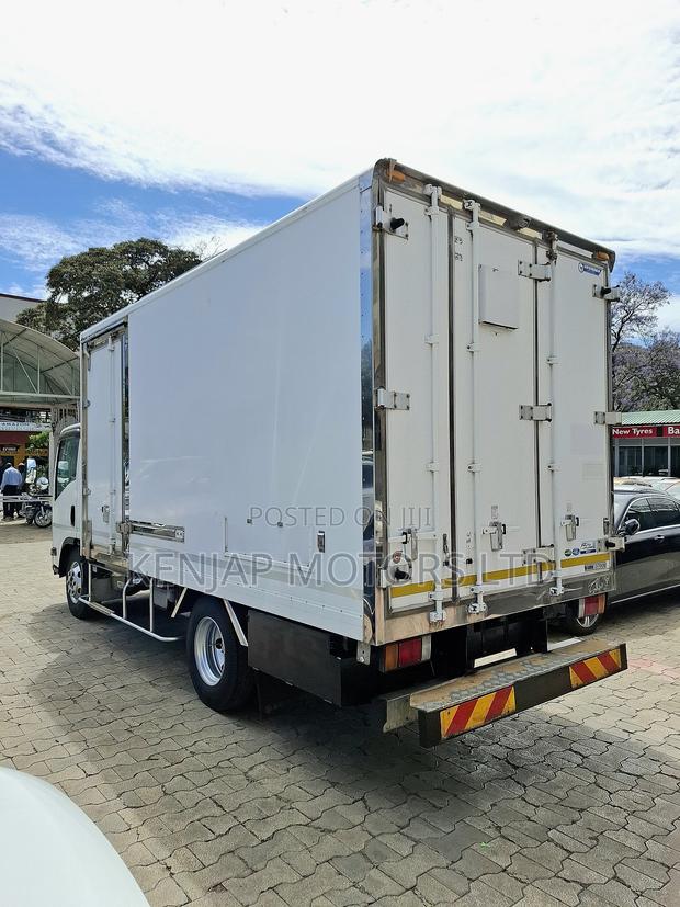 2019 Isuzu Elf - thumbnail 4