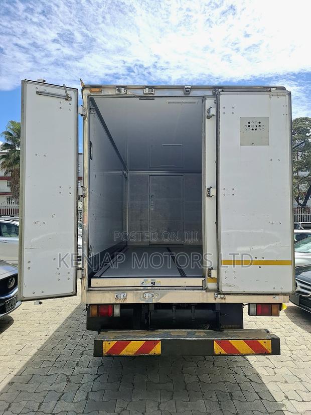 2019 Isuzu Elf - thumbnail 14