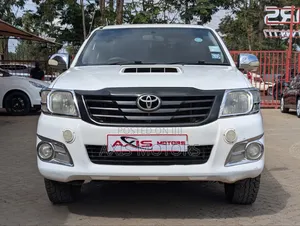 Toyota Hilux SR5 2015 White