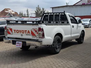 Toyota Hilux SR5 2015 White