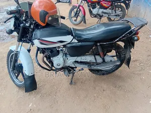 Bajaj Boxer 2019 White