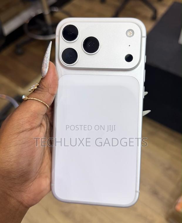 Apple iPhone 17 Pro Max 256 GB Silver - main view