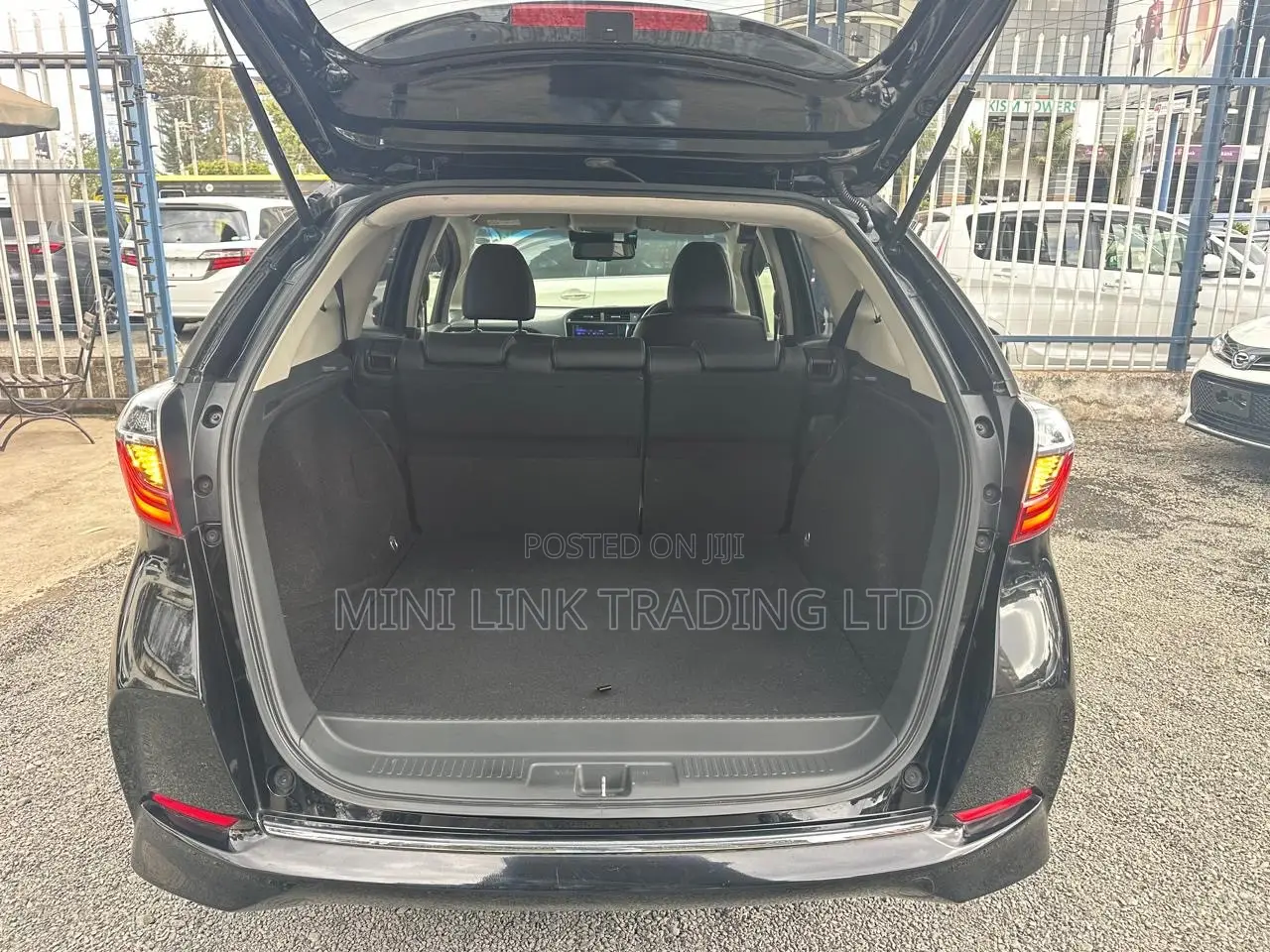 Honda Fit Shuttle 1.5 Hybrid 4WD 2019 Black