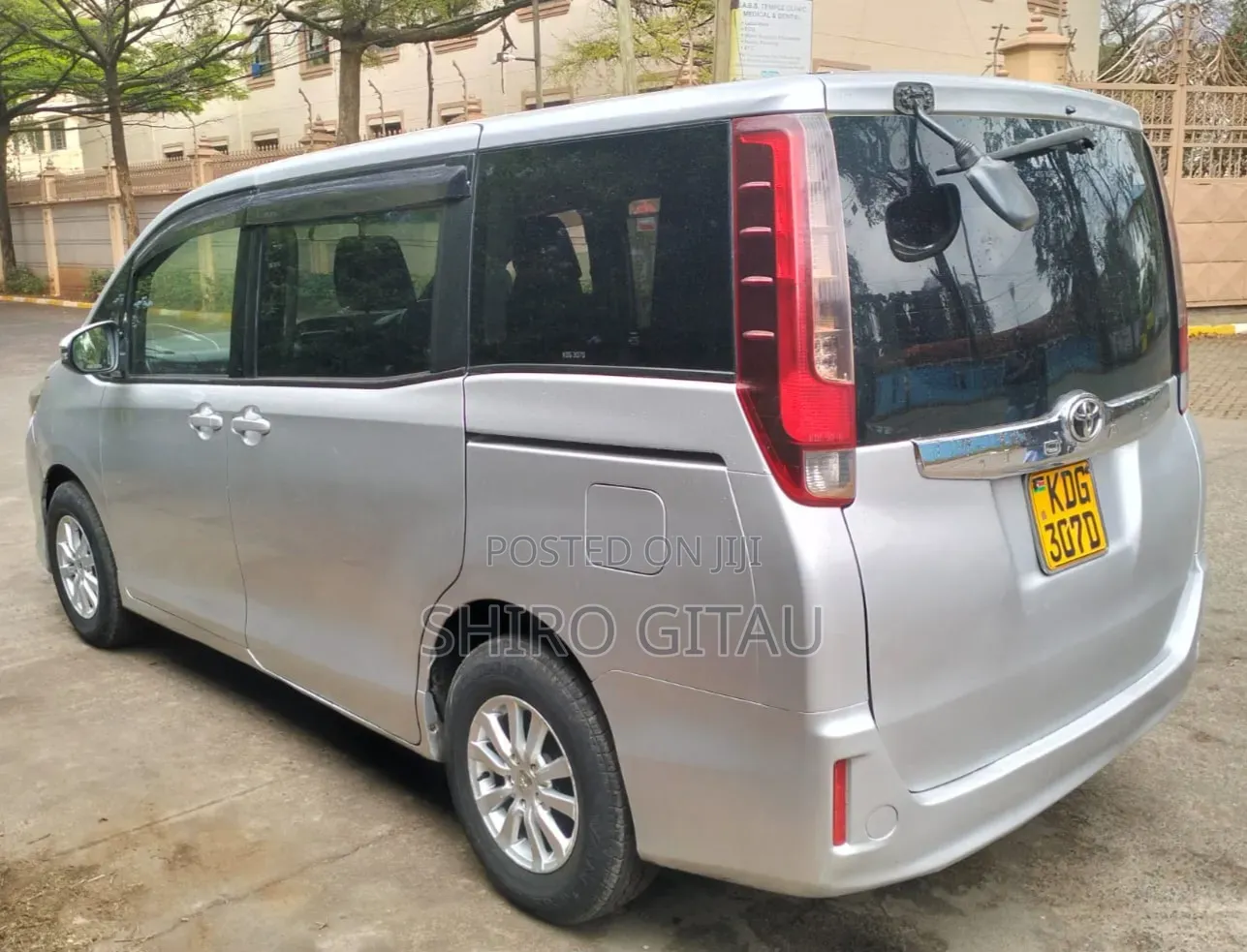 Toyota Noah 2015 Silver