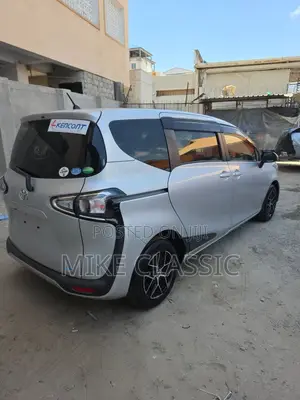 Toyota Sienta 2019 Silver