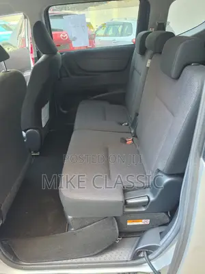 Toyota Sienta 2019 Silver
