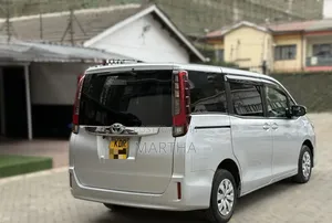 Toyota Noah 2017 Silver