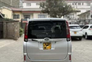 Toyota Noah 2017 Silver