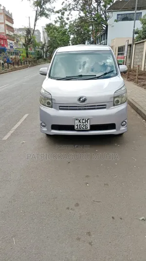 Toyota Voxy V 2WD 7-Seater 2010 Silver