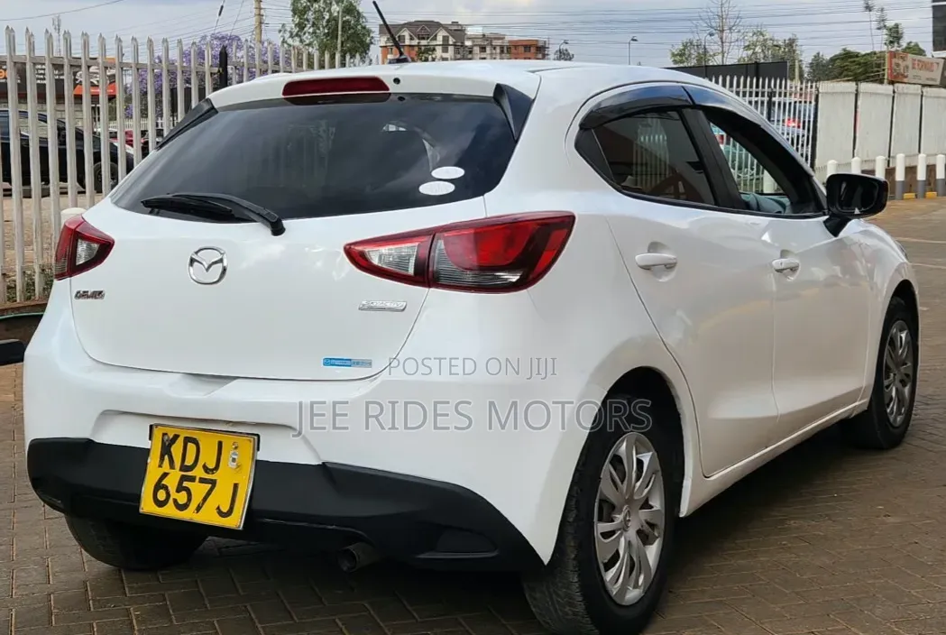 Mazda Demio 2016 Off white