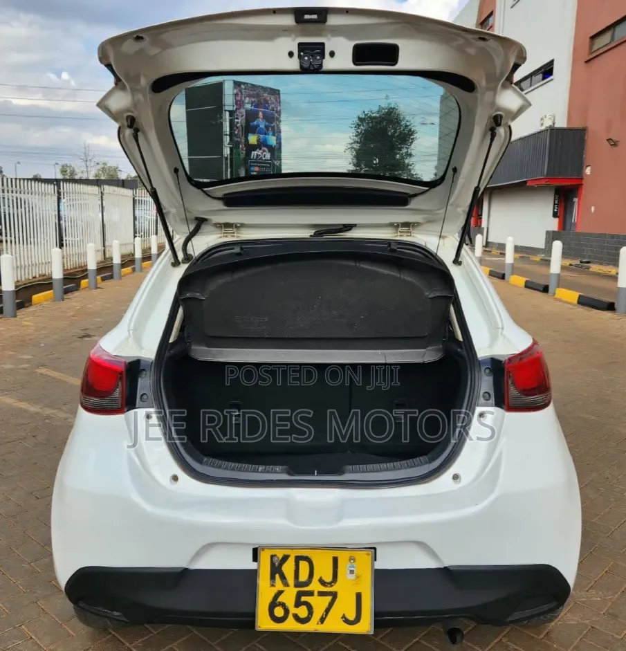 Mazda Demio 2016 Off white