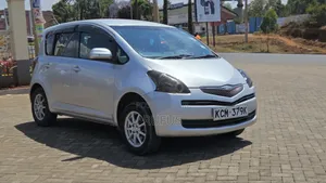 Toyota Ractis 1.3 FWD 2010 Silver